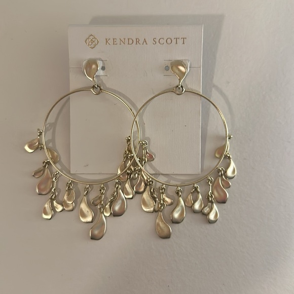 Kendra Scott Natasha hoop earrings in gold - Picture 4 of 5